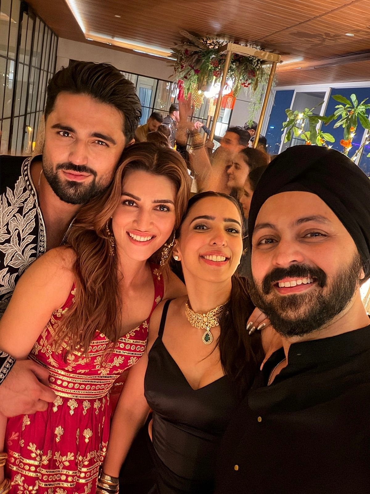 Kriti Sanon Celebrates Diwali 2025 With Boyfriend Kabir Bahia & Her Family