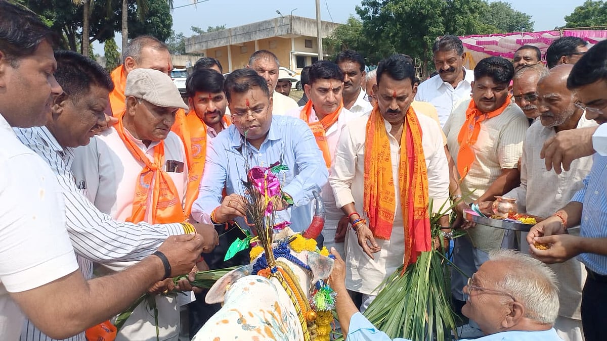 Indore Govardhan Puja: Water Resources Minister Tulsiram Silawat, Collector Shivam Verma Worship Cow