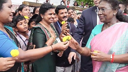 President Droupadi Murmu’s Heartwarming Gesture Delights Kerala School Children