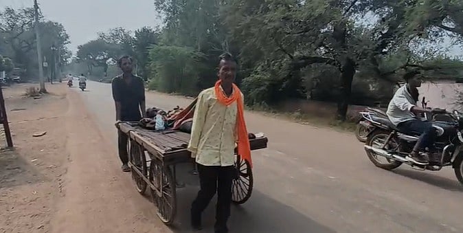 MP News: Man Taken To Hospital On Handcart As Ambulance Fails To Arrive Even After 2 Hours -- VIDEO