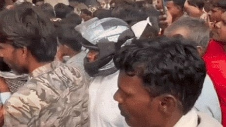 MP News: Shivpuri MLA Kailash Kushwah Wears Helmet, Stands In Line To Check Fertiliser Chaos First...