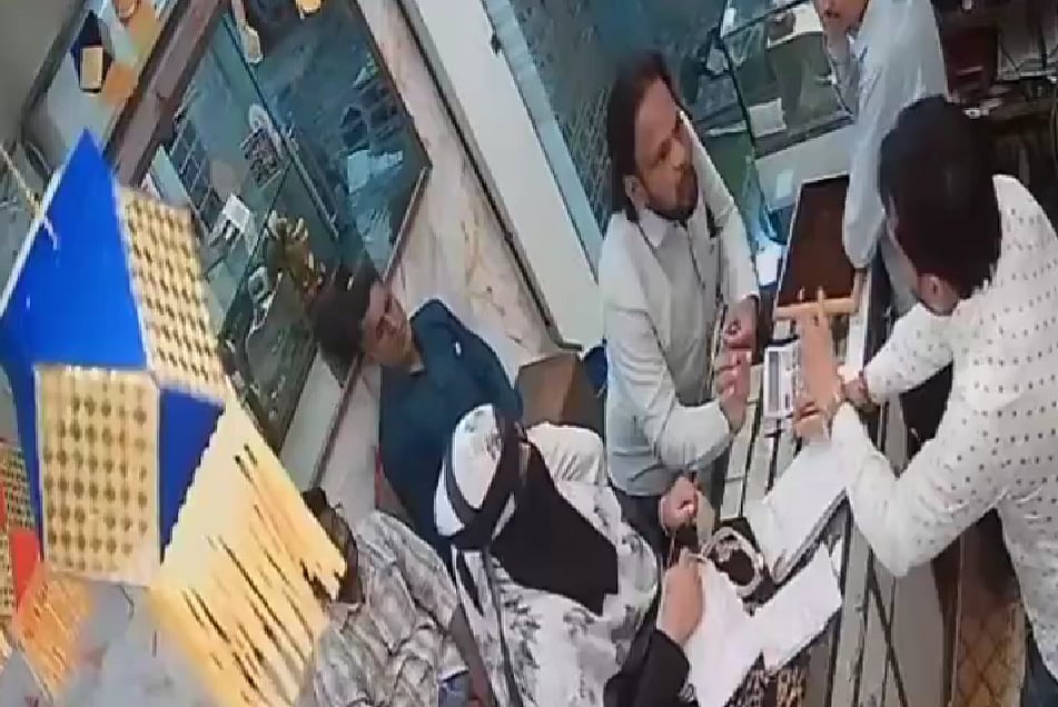 VIDEO: Warranty Dispute At Jewellery Shop In Pune’s Kondhwa Sparks Communal Tension Between Hindu...