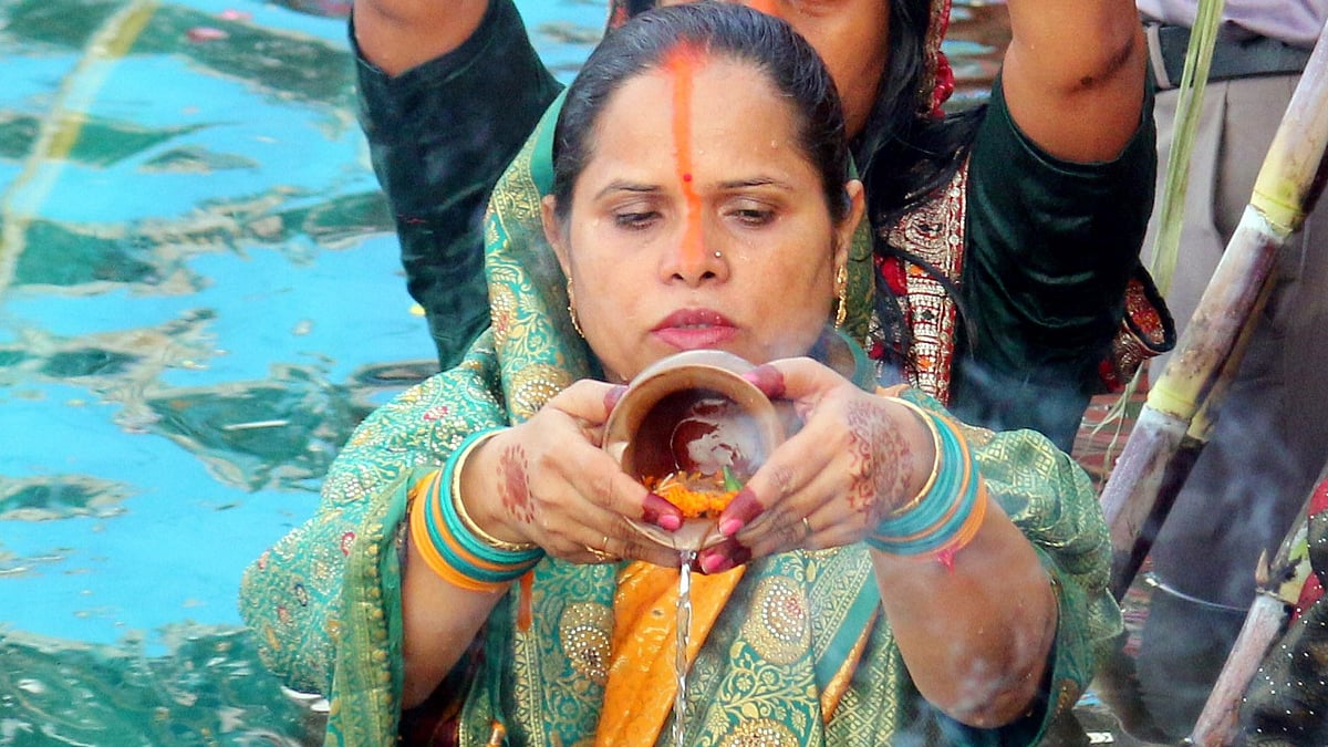 Bhopal News: Thousands Offer Arghya To Setting Sun On Chhath Fest; Traditional Songs Presented, 2100...
