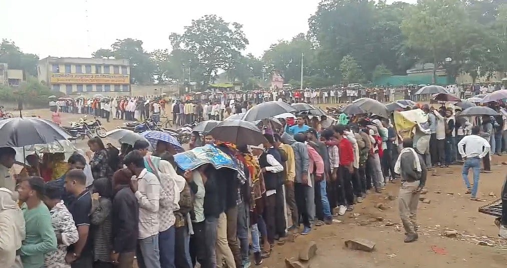 MP News: Farmers Wait In Long Queues For Fertlisiers Amid Heavy Rain In Shivpuri; VIDEO Shows Chaos...