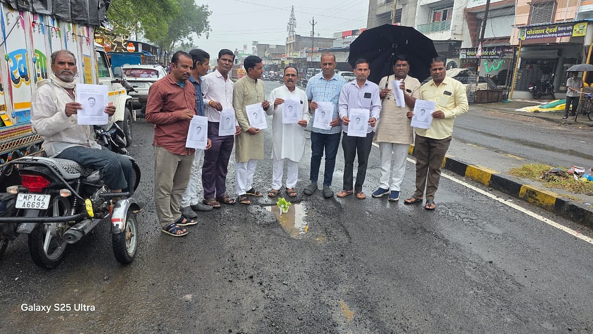MP News: Congress Protests Over Poor Roads In Mandsaur, Plants Flower Pots In Potholes