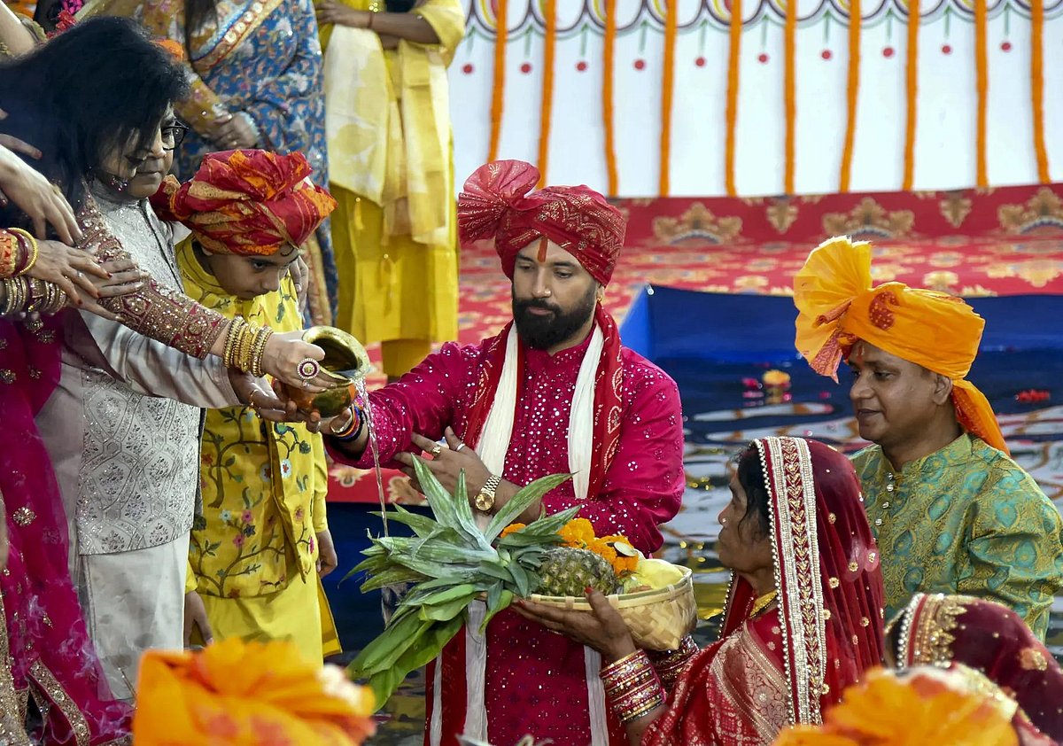 Union Minister Chirag Paswan Participates In Chhat Puja Rituals With Family: Looks Elegant In Red...