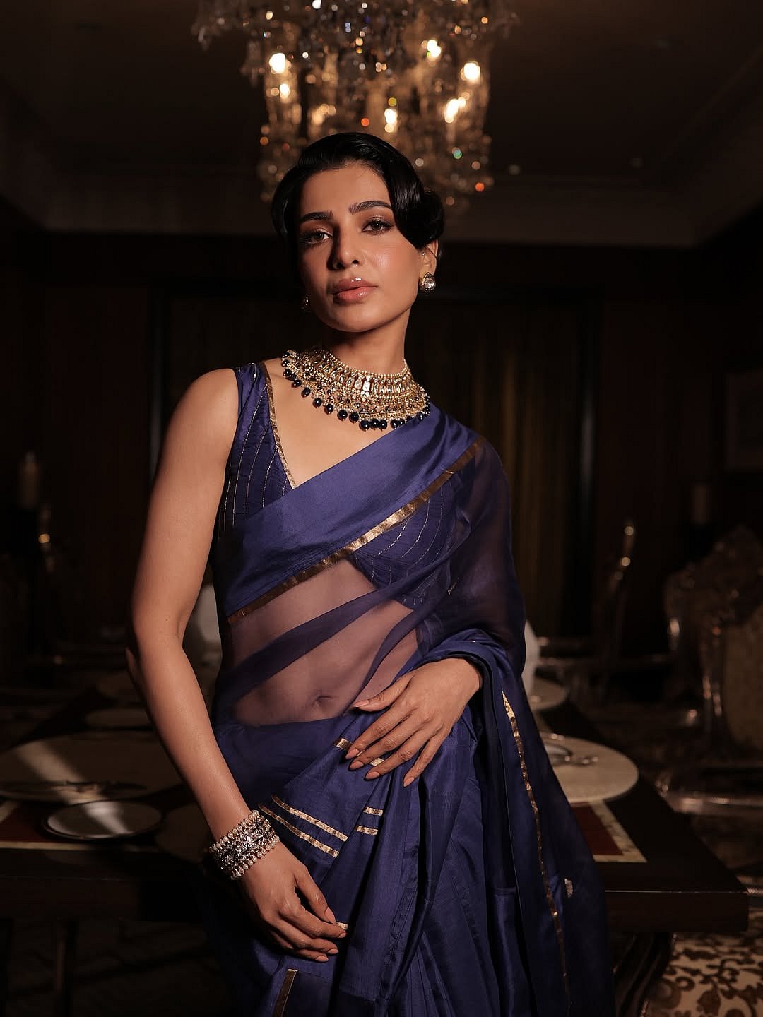 Саманта доповнила образ яскравою шиєю, сережками-гвоздиками та купою чудових браслетів