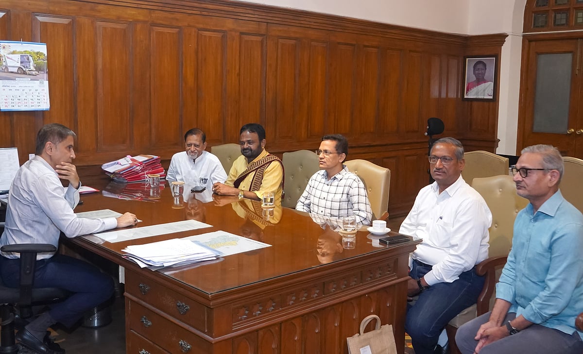 A delegation representing the Jain community and BMC Commissioner and state-appointed administrator Bhushan Gagrani.