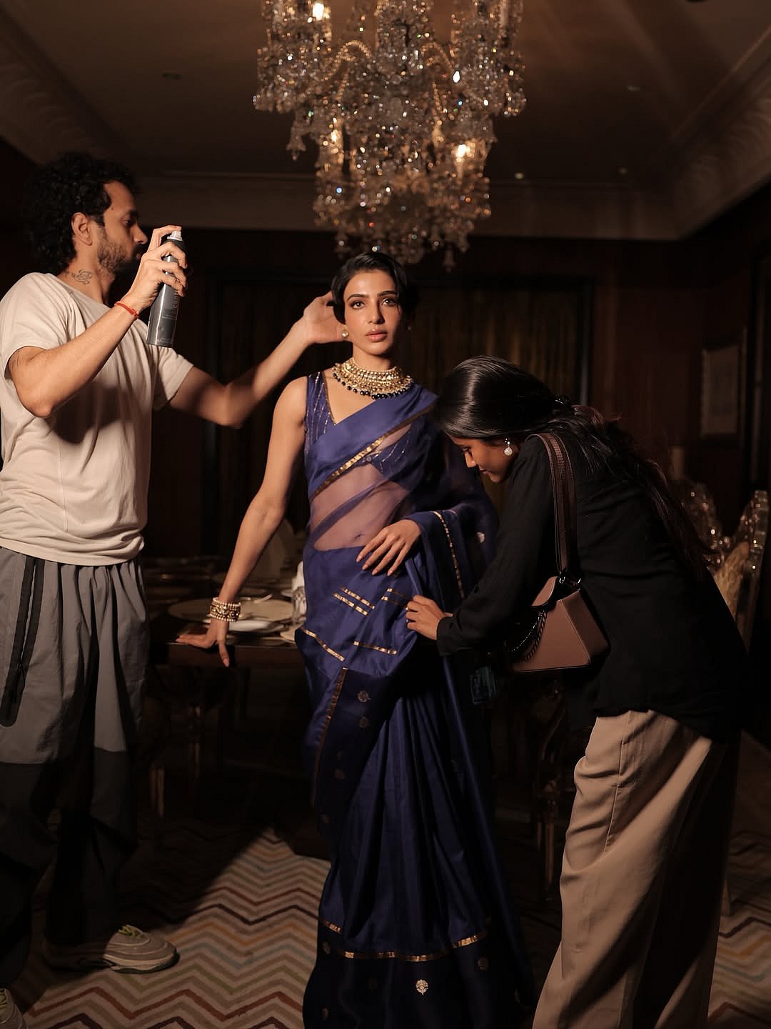 Актриса випромінює красу в темно-синьому сарі від бренду Eka