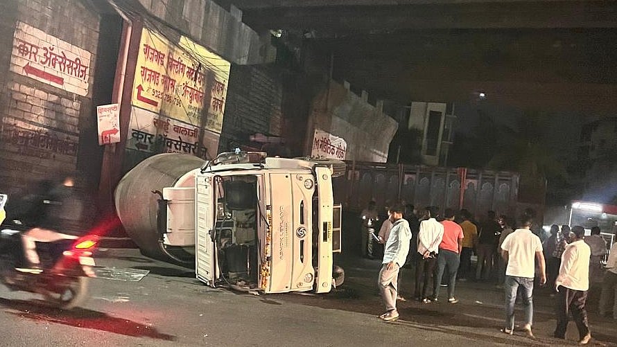 Pune Video: Out-of-Control Truck Rams Into Multiple Vehicles Near Navale Bridge, Two Injured