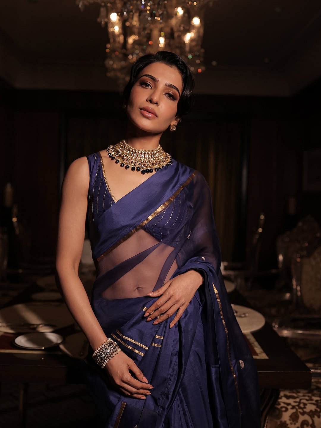 Відповідно до бренду, ціна сарі становить 32 500 рупій, а блузка — 12 500 рупій, тобто загальна вартість 45 000 рупій.