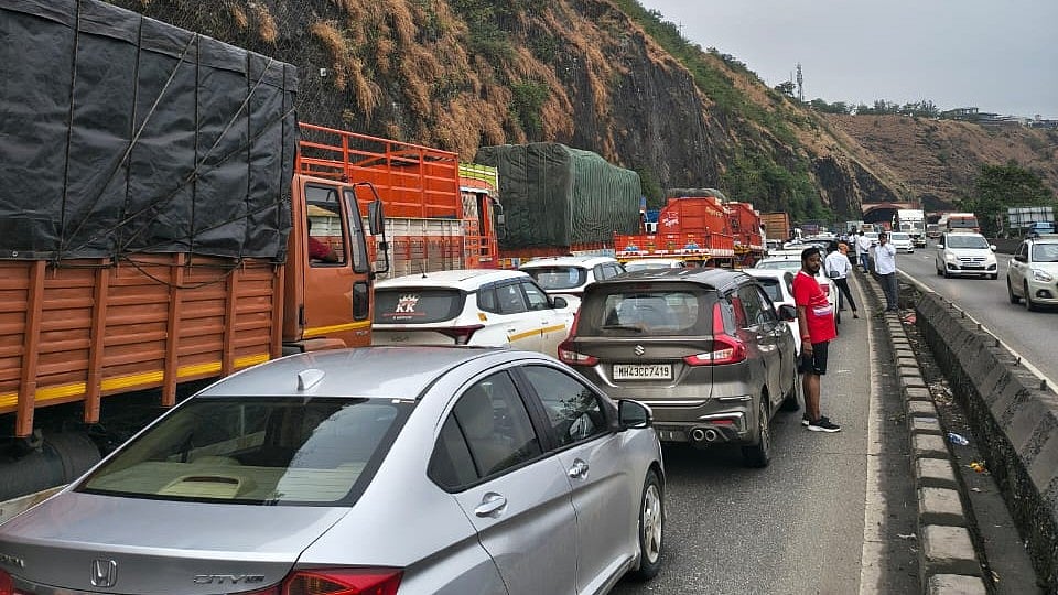 VIDEO: Traffic Jams Persist On Pune-Mumbai Expressway Even After Diwali Vacations