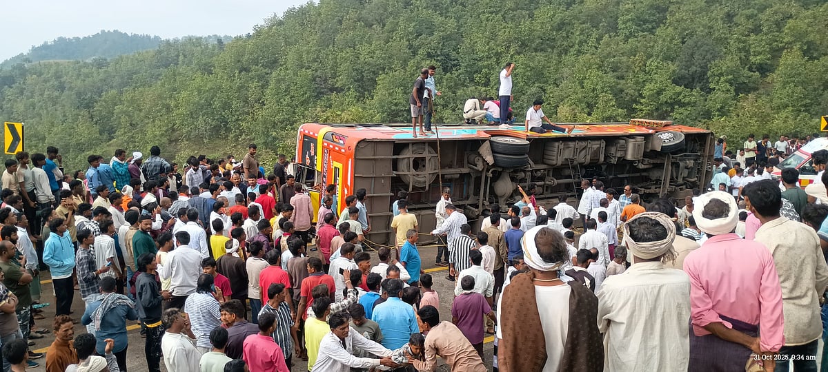 MP News: One Dead, Over 50 Injured After Bus Carrying Pilgrims Overturns in Barwani