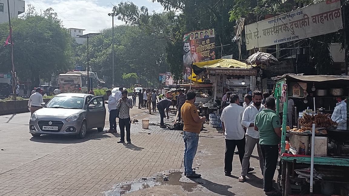 Pune Railway Station Area Overrun By Illegal Vendors; Commuters Blame Inaction - PHOTOS