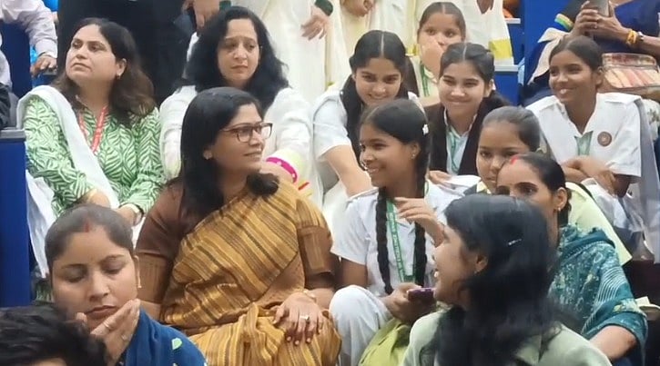 MP News: Gwalior Collector Joins School Students Sitting On Carpet During MP Foundation Day...
