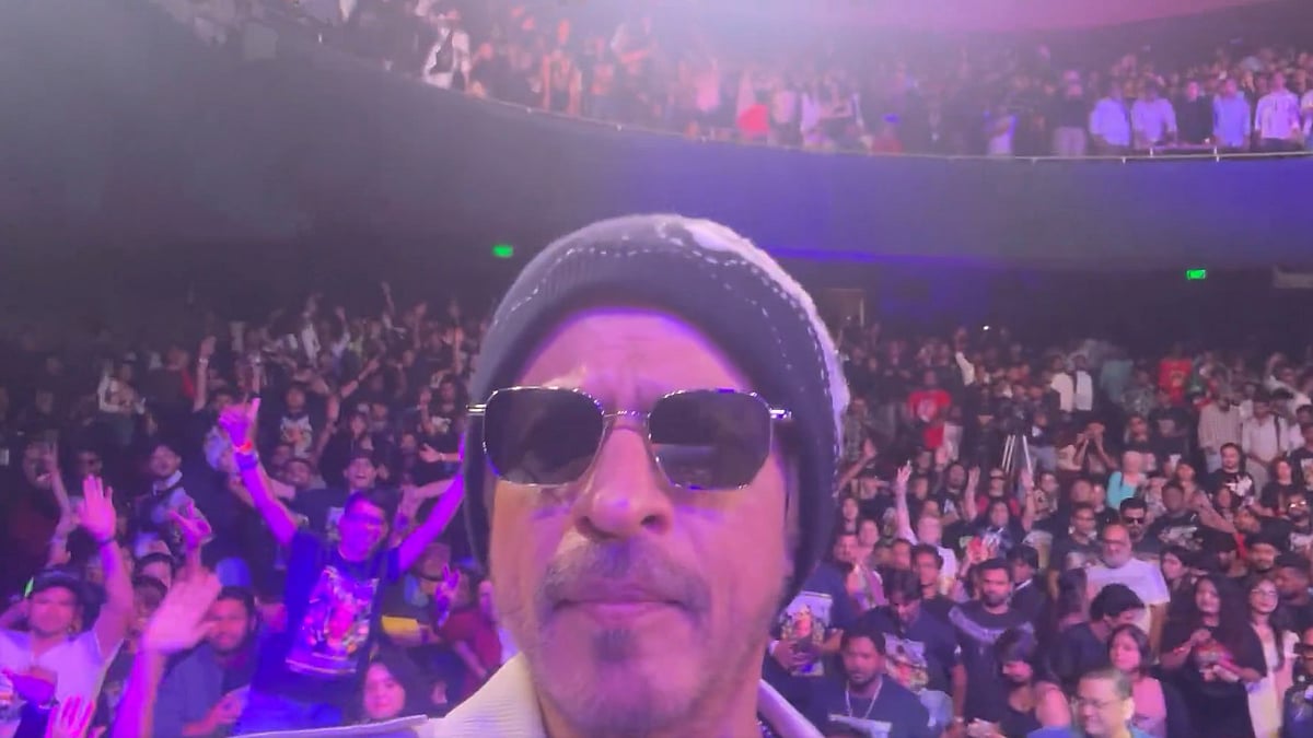 'Full Of Gratitude': Shah Rukh Khan Gives A Glimpse Of His Fan Meet On 60th Birthday, Thanks...