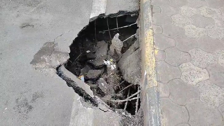 Indore News: Portion Of 75-Year-Old Shastri Bridge Caves In; Traffic Halted | FP Photo