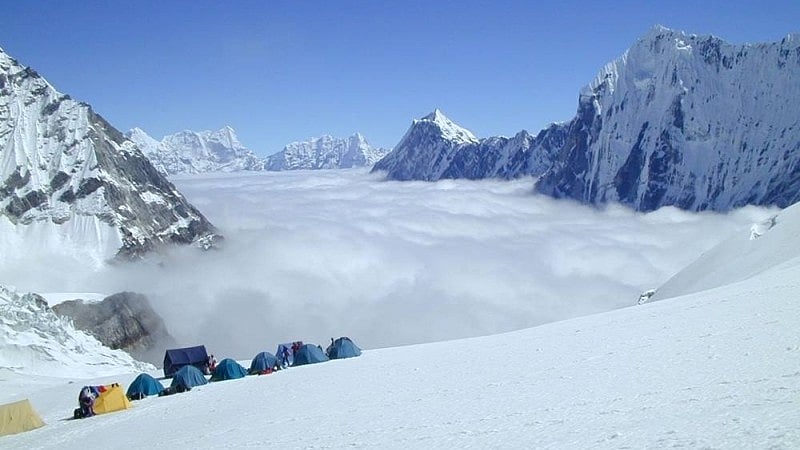 7 Killed, 4 Missing As Avalanche Strikes Nepal's Yalung Ri Base Camp