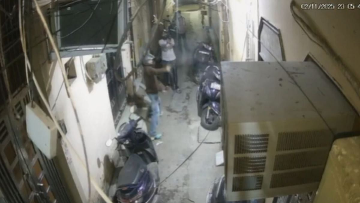 Delhi Shocker: 3 Masked Men Open Fire In Bihari Colony, Leave ₹30 Lakh Extortion Note – VIDEO