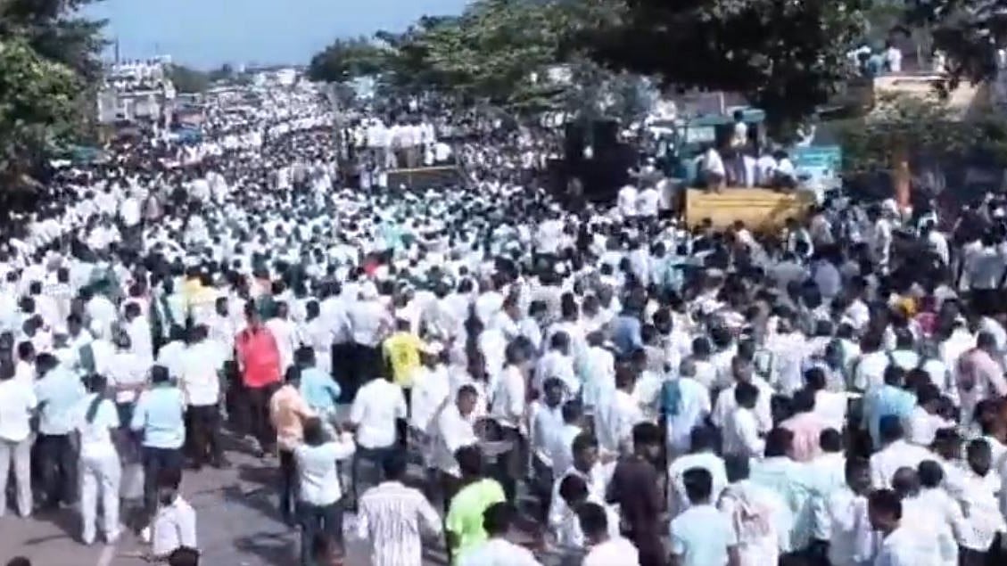 VIDEO: Karnataka Farmers Protest Over Sugarcane Prices, Block Bengaluru–Pune Highway 