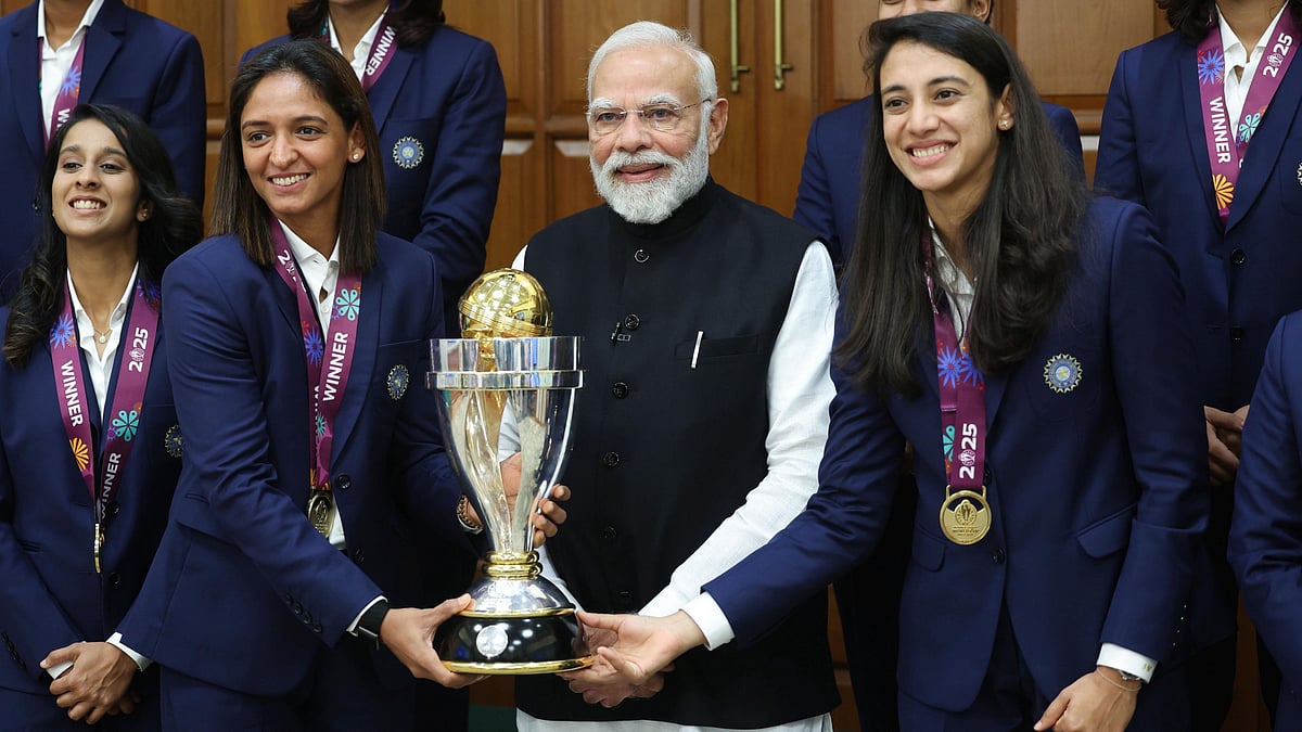 Prime Minister Narendra Modi Meets Indian Women's Cricket Team After Securing Historic Maiden ICC Women's World Cup Title; Video 