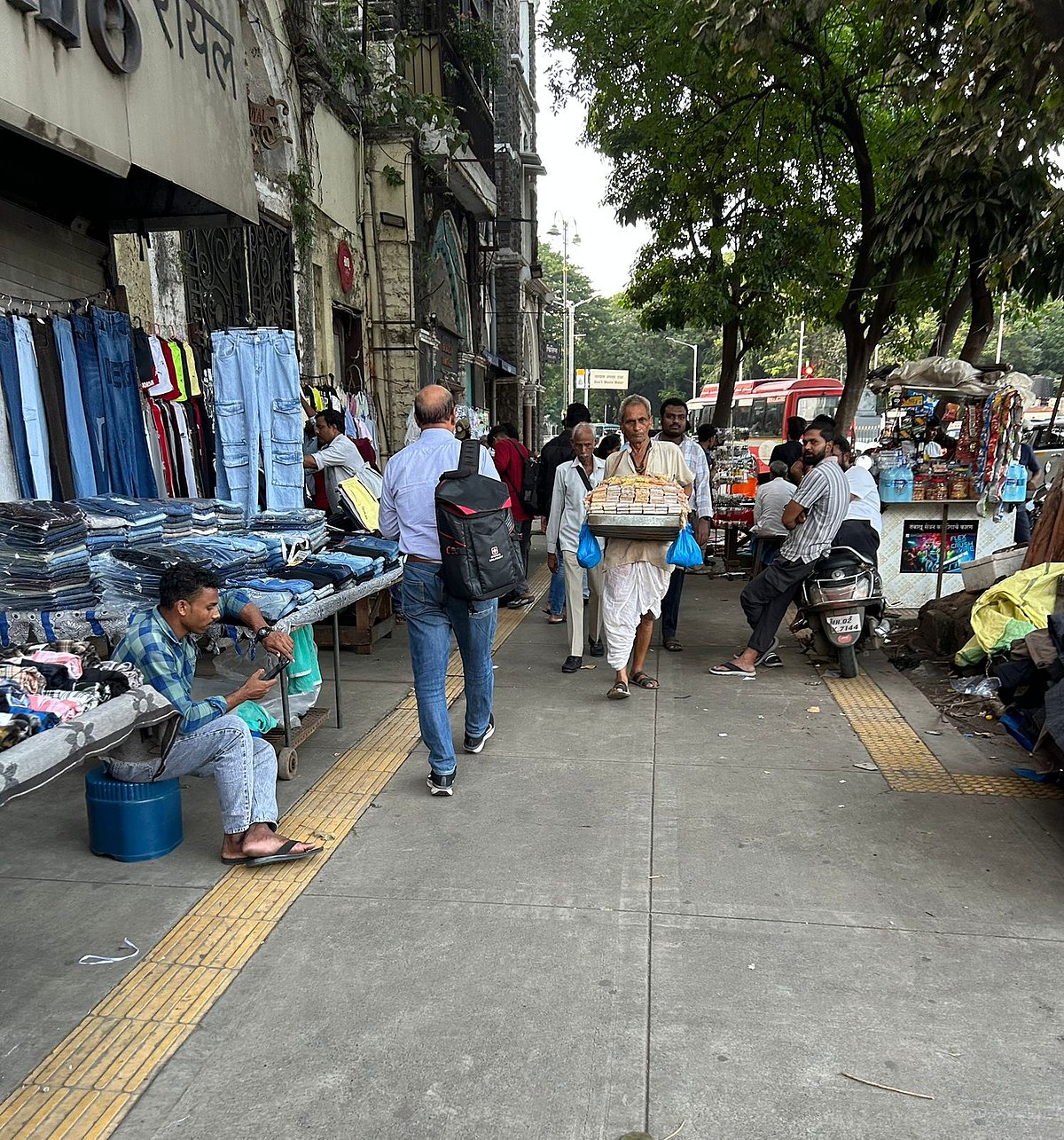 Hawkers at Colaba causeway return after eviction drive

