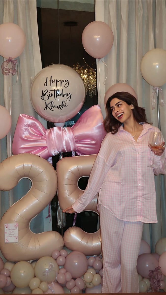 Khushi Kapoor Rings In Her 25th Birthday With Her Girl Gang, Fans Ask 'Where's Vedang Raina?'