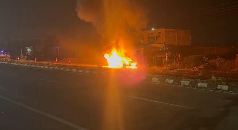 MP News: Car Catches Fire Due To Short Circuit In Chhatarpur; Driver Pulled Out Just In Time--VIDEO