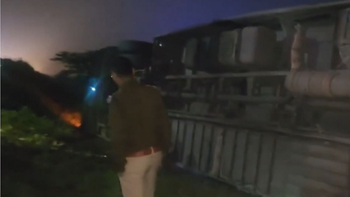 UP News: 20 People Seriously Injured As Speeding Double-Decker Bus Overturns On Agra-Lucknow Expressway; Video Surfaces 
