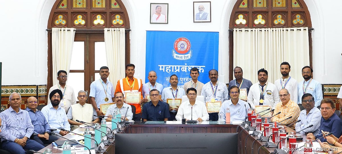 Central Railway Felicitates 11 Employees With Safety Awards For Exemplary Vigilance Across Divisions