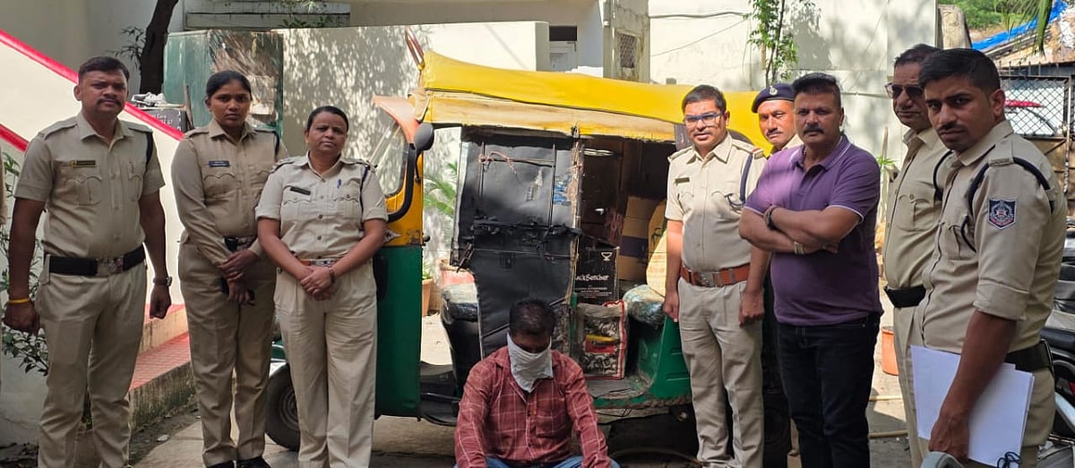 Indore News: Excise Team Catches Man Carrying Liquor In Auto Rickshaw Illegally
