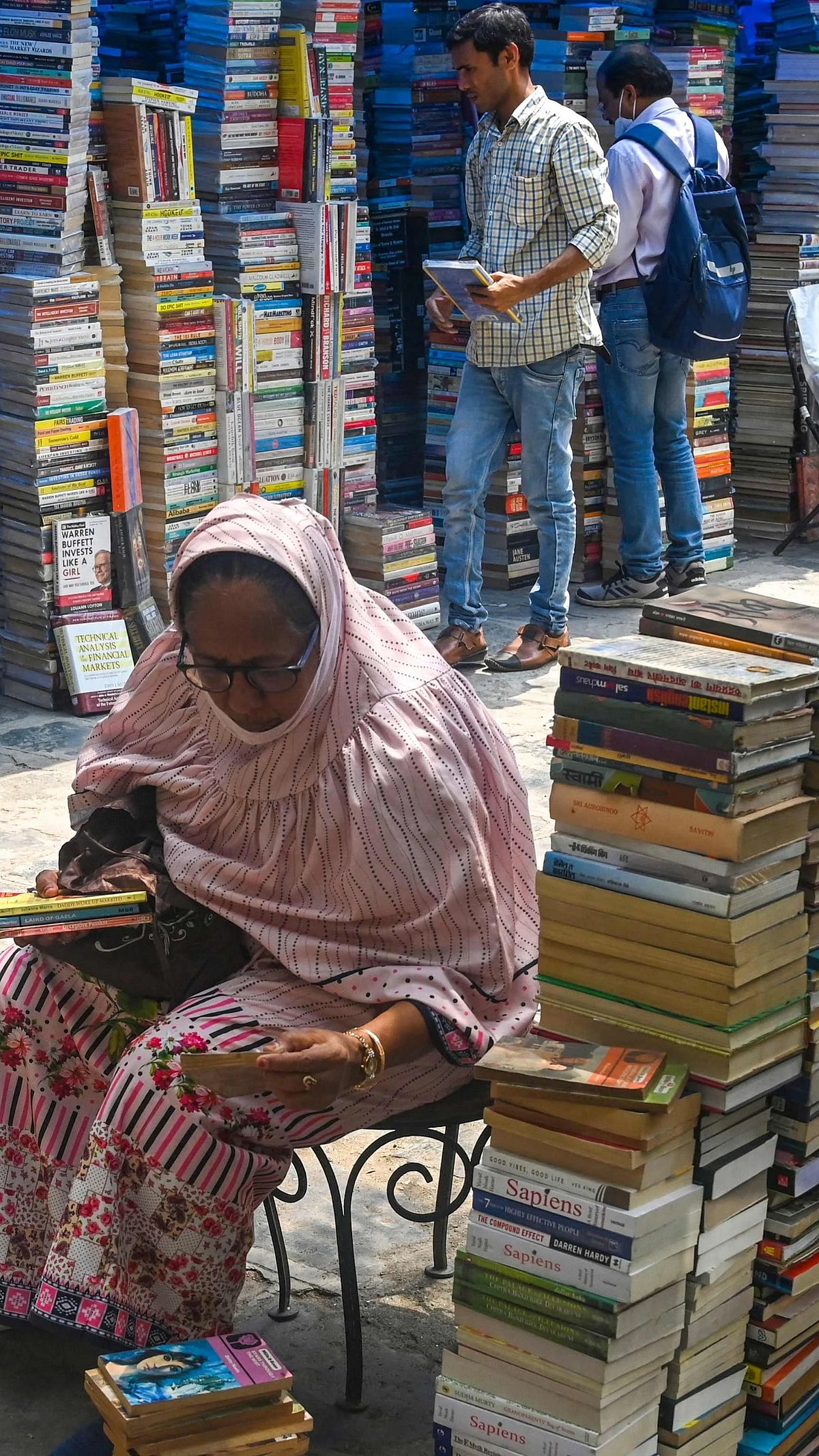 Mumbai Guide: Check THESE Street Side Stalls For All Book Lovers Around The City 