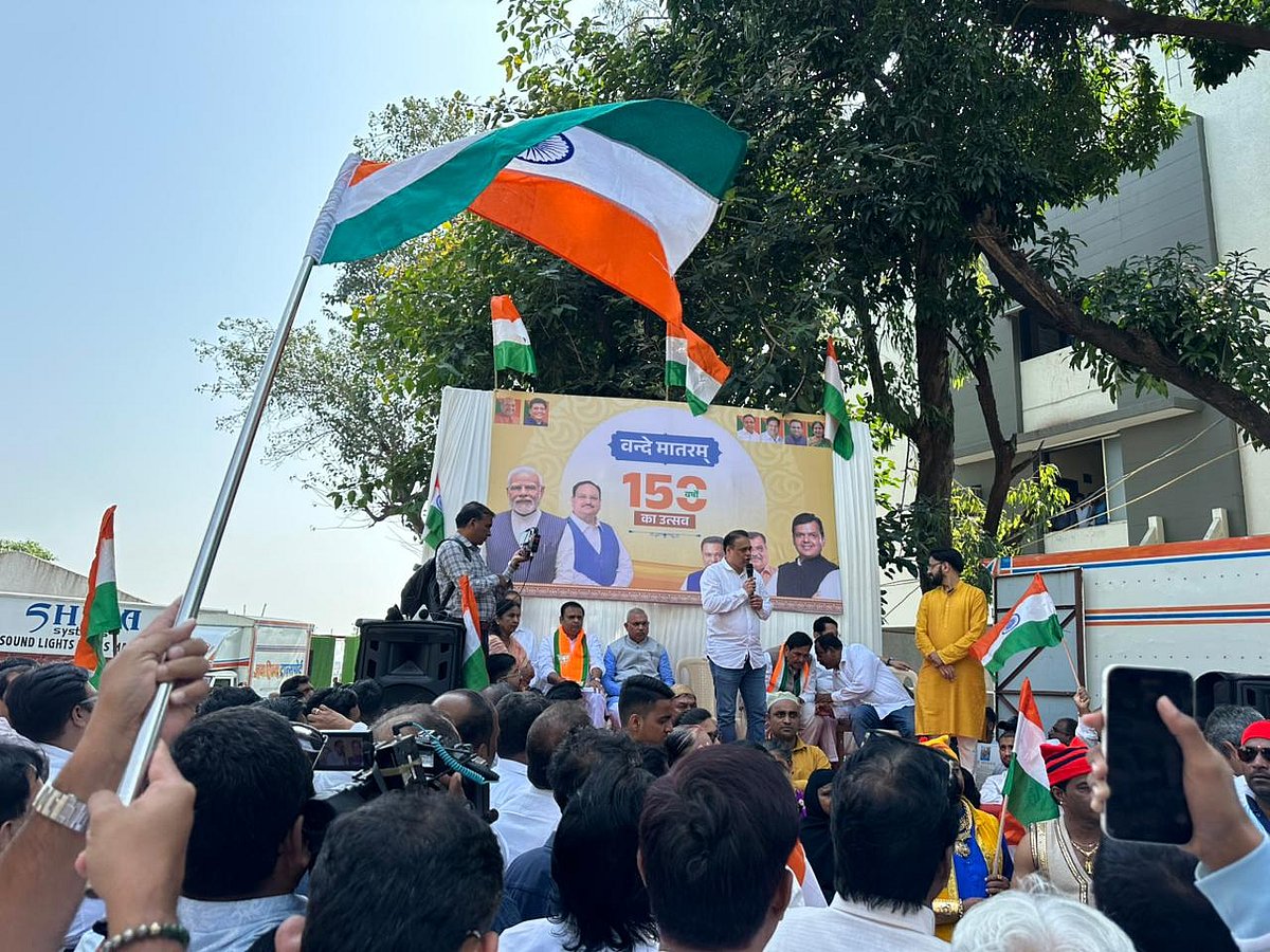 Senior BJP leaders and workers staged a protest recital outside the residence of Samajwadi Party MLA Abu Asim Azmi in Colaba