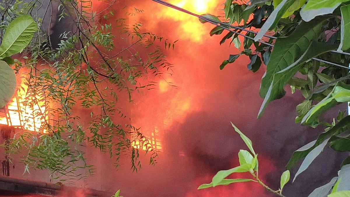 Fire Spreads Rapidly, Building Reduced to Ashes