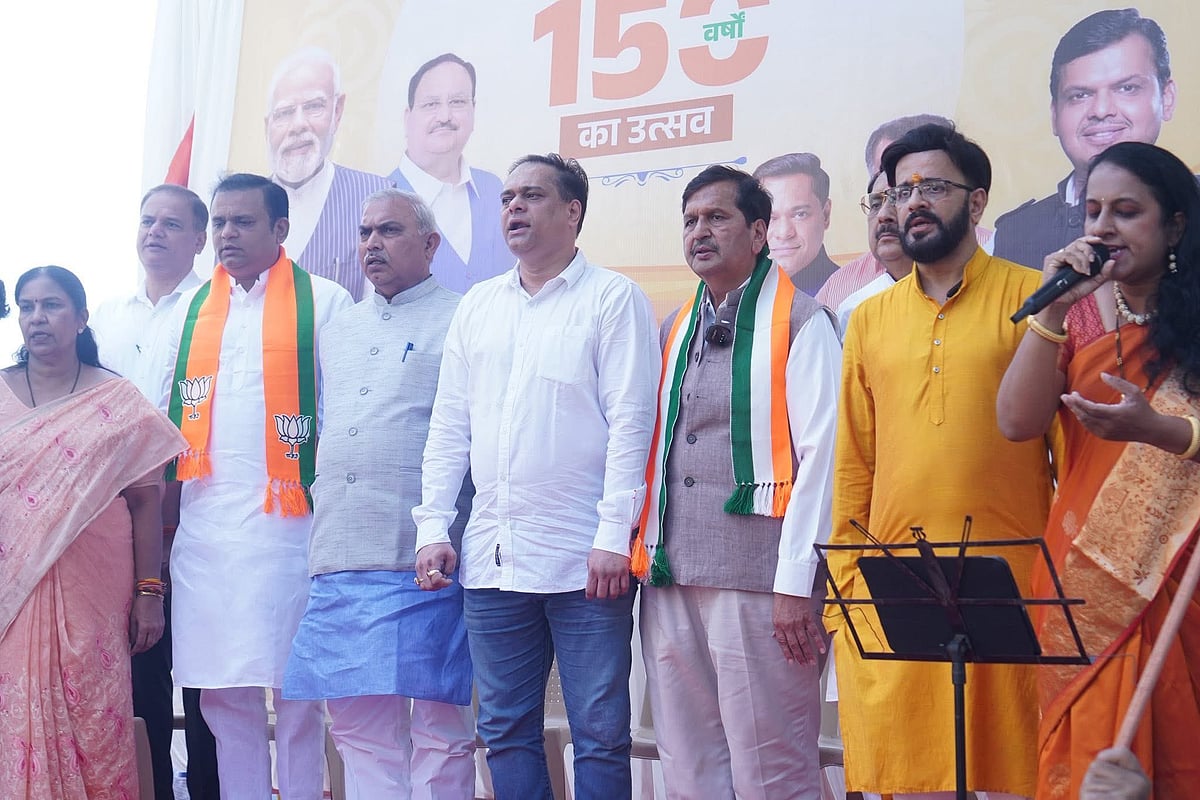 Senior BJP leaders and workers staged a protest recital outside the residence of Samajwadi Party MLA Abu Asim Azmi in Colaba