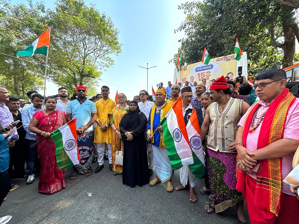 Senior BJP leaders and workers staged a protest recital outside the residence of Samajwadi Party MLA Abu Asim Azmi in Colaba