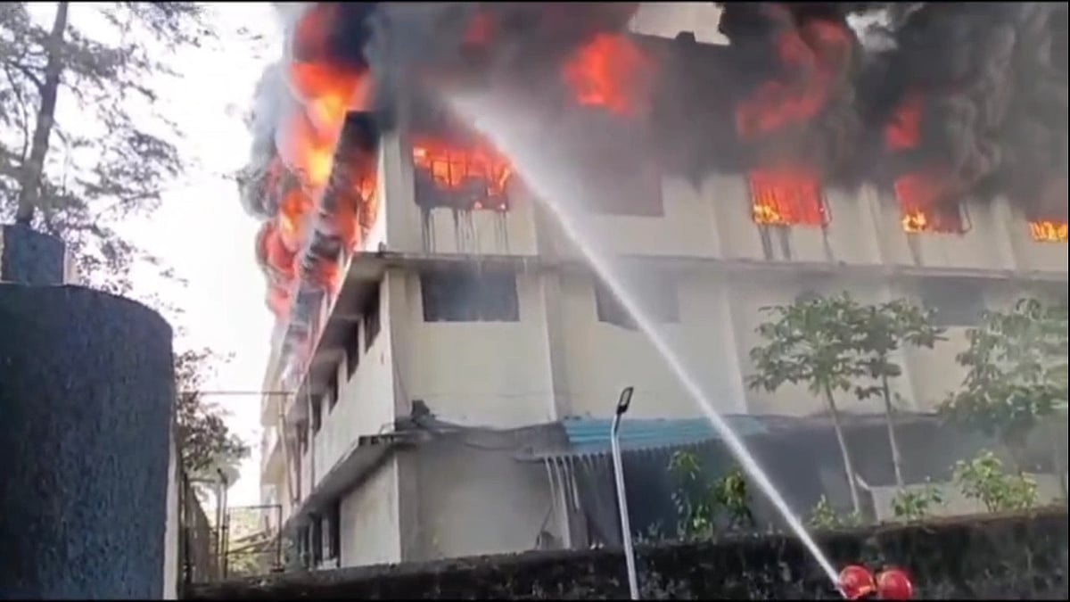 Fire Spreads Rapidly, Building Reduced to Ashes