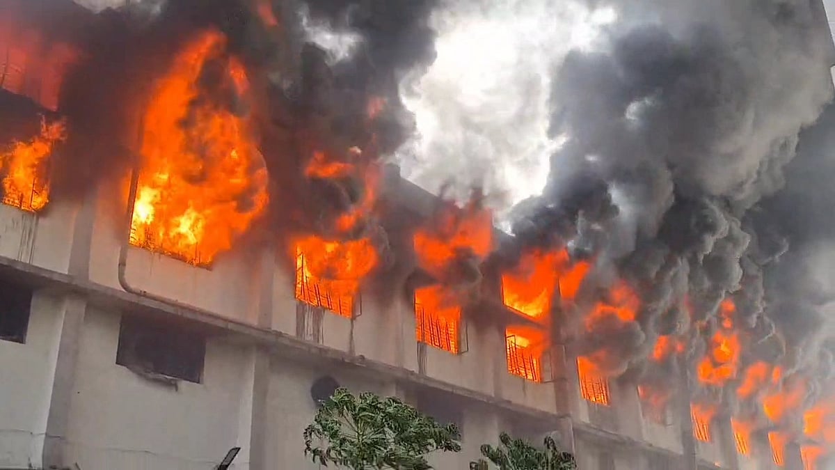 Fire Spreads Rapidly, Building Reduced to Ashes