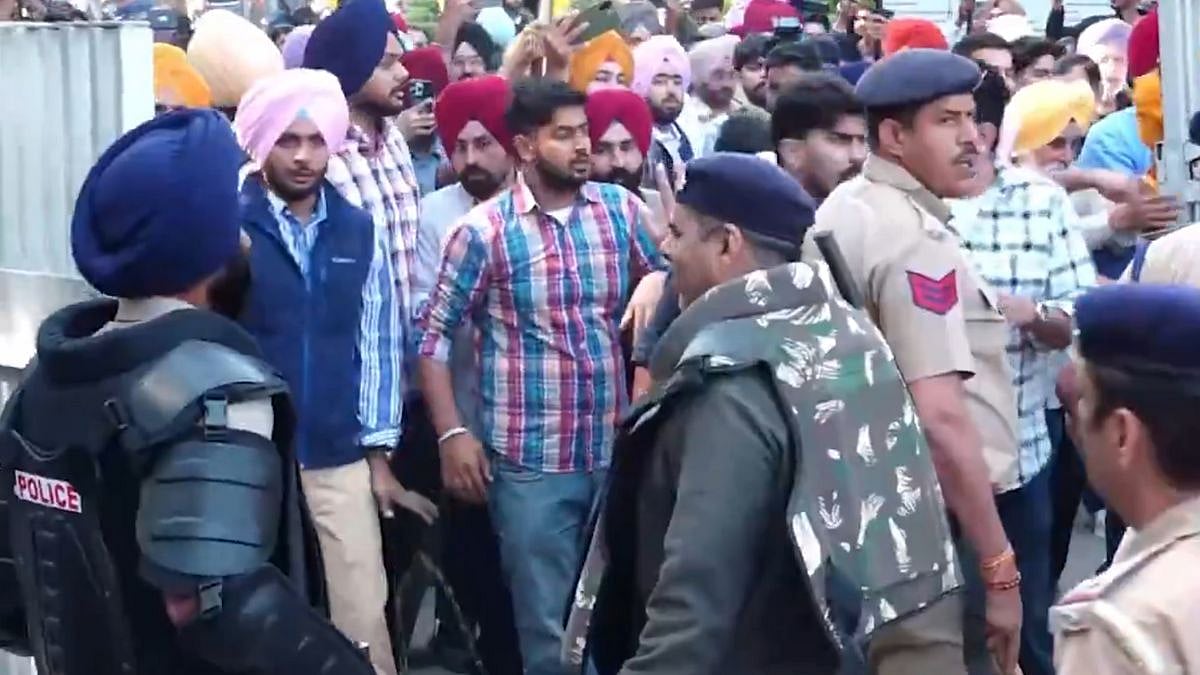 Panjab University Protests: Students Break Through Barricades; Police Resort To Mild Lathi Charge (Video) 