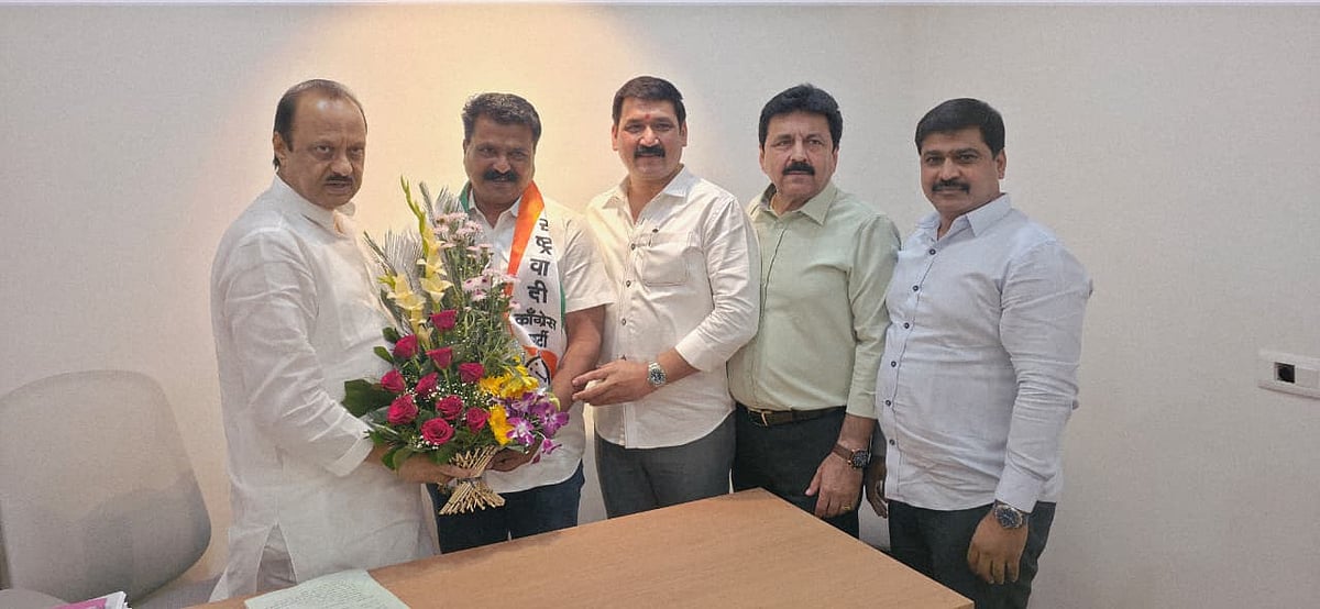 Ajit Pawar invited Anant Korhale from Shiv Sena (UBT) to join the NCP. Present on the occasion were NCP Pimpri-Chinchwad city president Yogesh Behl and former corporators Nana Kate and Ajit Gavhane.
