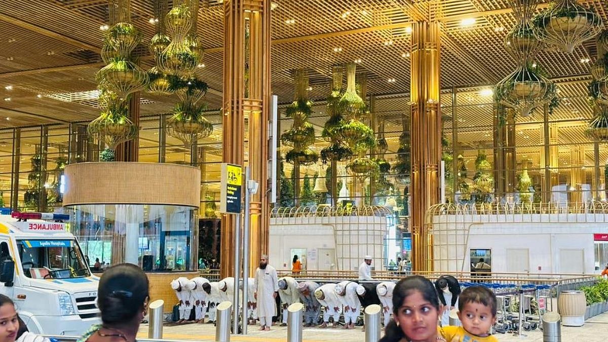 Viral Video Shows Mob Performing Namaz Inside Bengaluru Airport’s Terminal 2, BJP Accuses Congress Govt Of 'Appeasement Politics' 