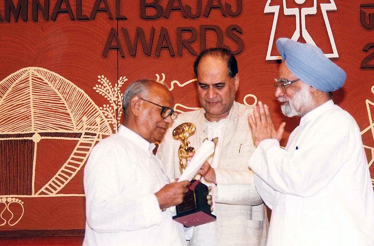 Manmohan Singh felicitating Jamnalal_Bajaj Awardee in 2001