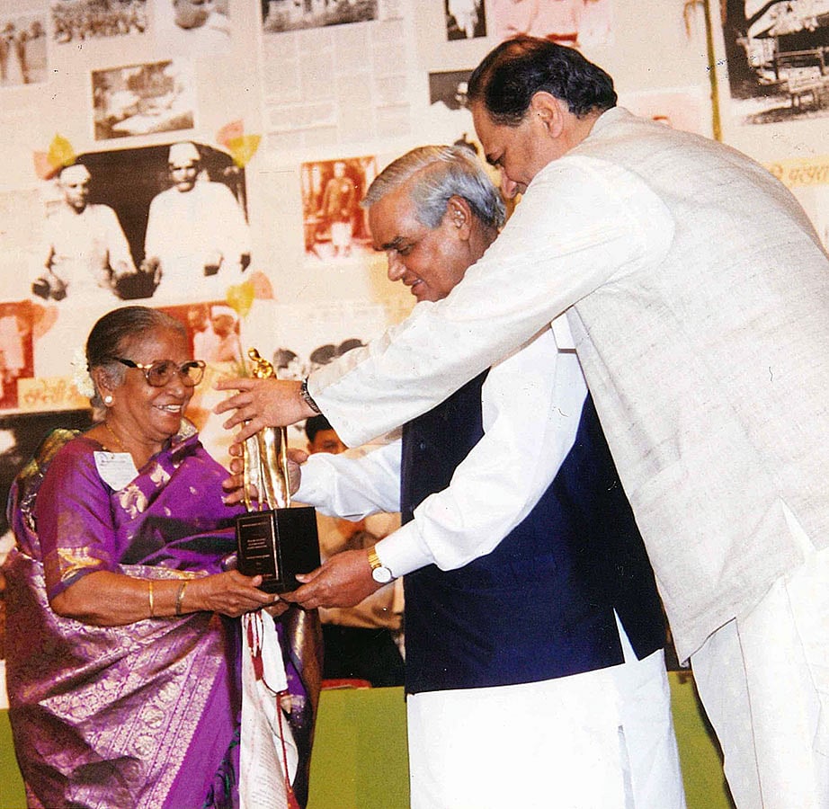 Atal Bihari Vajpayee felicitating Jamnalal Bajaj Awardee in 1998