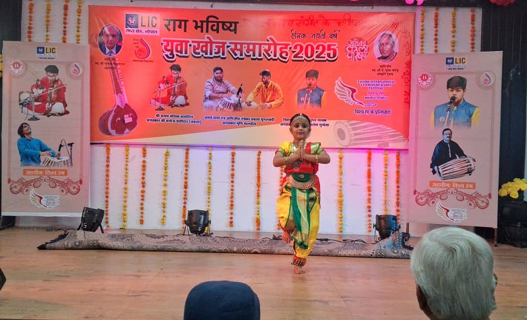 A six-and-a-half-year-old Lavanya Choukse presenting  bharatanatyam on Shloka Mala