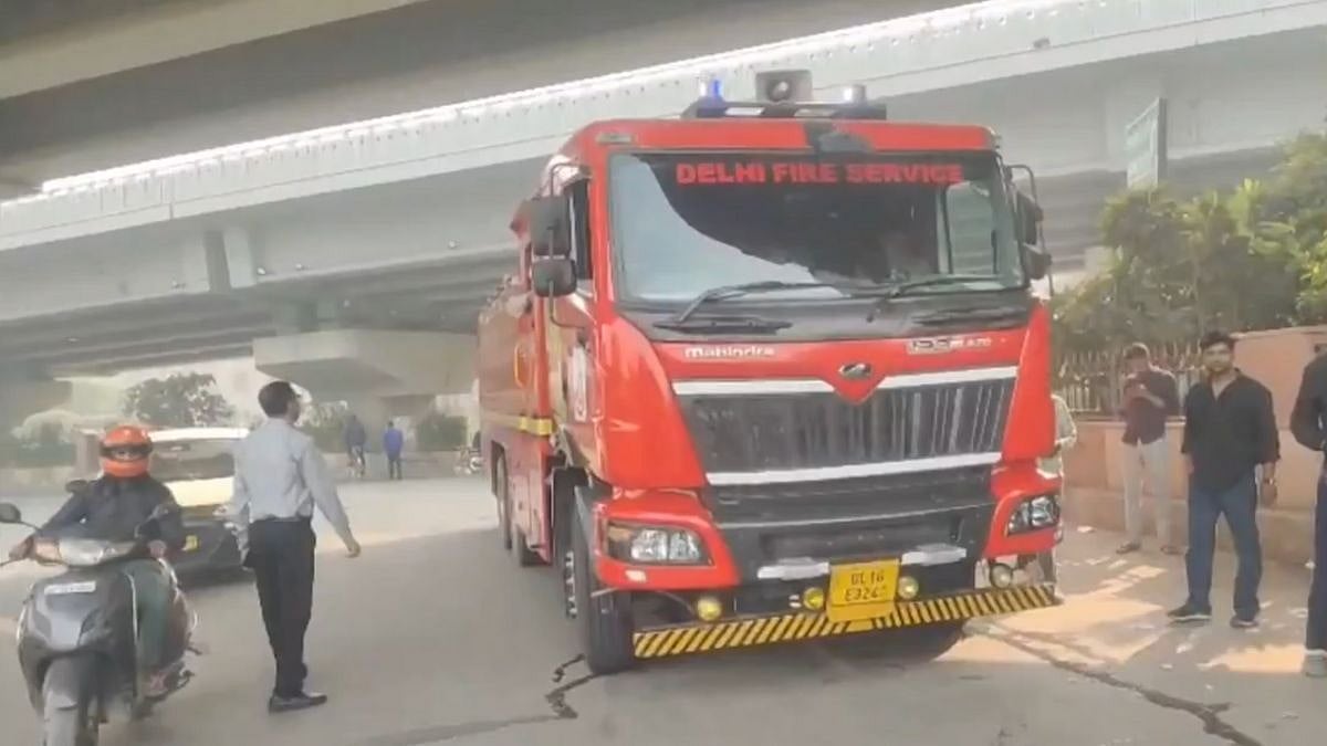 Delhi Red Fort Blast Effect: Loud Bus Tyre Burst Causes Panic Among Locals In Mahipalpur; Video Surfaces 