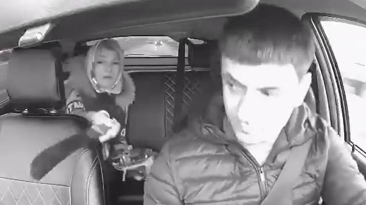 Russian Woman Threatens Taxi Driver With Machete Over Dance Music - VIDEO