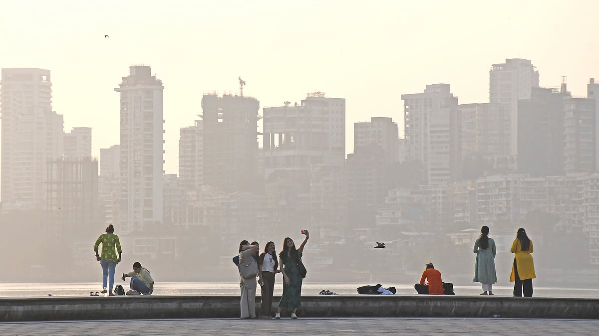 Mumbai Experiences Cold & Dry Weather, AQI Above 200 