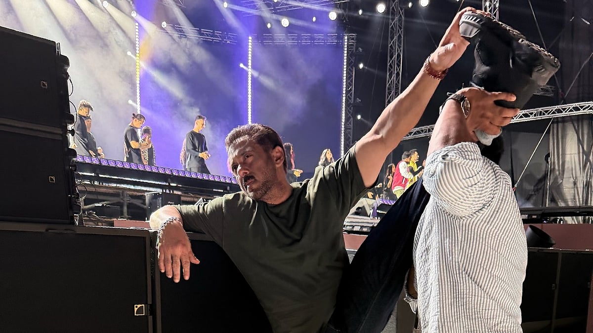 Salman Khan Goes 'Aahhhhaaa' As He Stretches His Leg In Backstage Photo Ahead Of Da-Bangg Tour, Netizens Laud His Fitness 