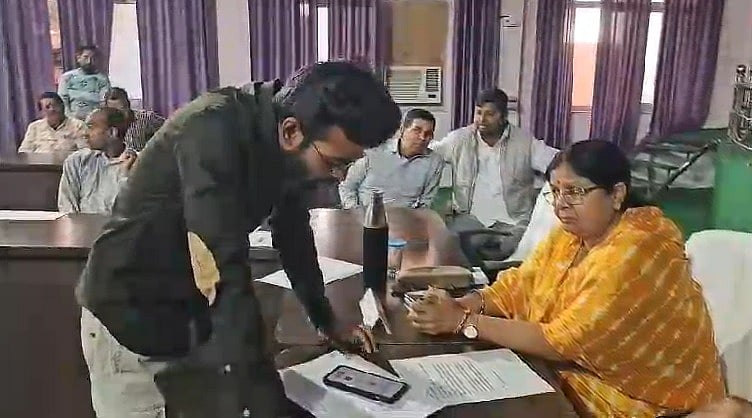 MP News: Local Resident Calls Revenue Official In front Of Mayor, Exposes Him For Demanding Bribe In...