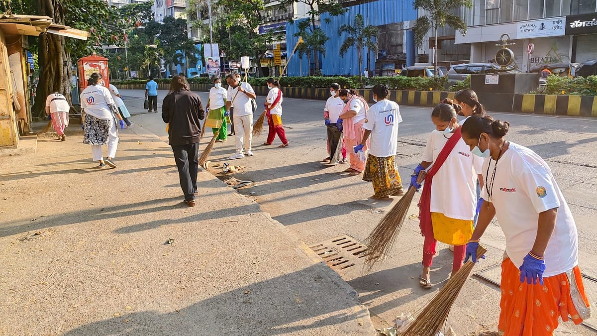 Mumbai News: Over 600 Citizens Join Borivali Clean-Up Drive Outside Railway Station 